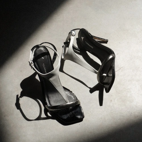 Sandália Bicolor Salto Fino Couro Verniz Preto