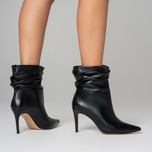 Bota Slouchy Salto Fino Couro Preto
