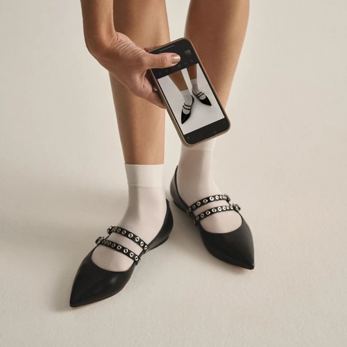 Sapatilha Ilhós Fivelas Pratas Couro Preto