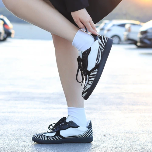 Tênis Textures Couro Pelo Animal Print Branco e Preto