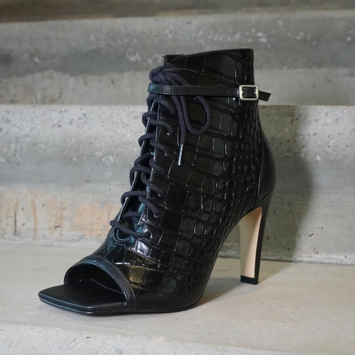 Bota Open Fivela Salto Fino Couro Crocco Preto