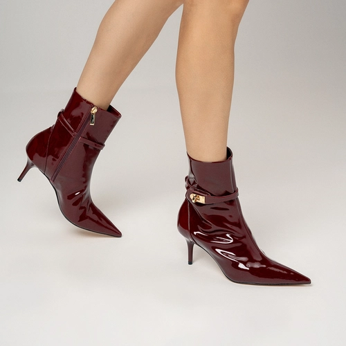 Bota Detail Clasp Salto Fino Couro Verniz Vinho Mahogany