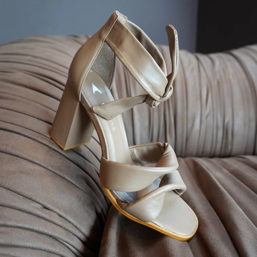 Sandália Twist Lace Knot Salto Bloco Alto Couro Marrom Mocha