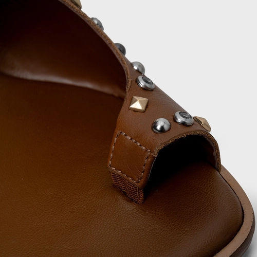 Sandália Flat Studs Curve Couro Marrom Saddle