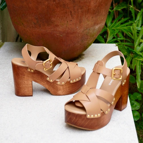 Sandália Plataforma Tiras Wood Studs Couro Bege Cookie