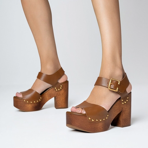 Sandália Plataforma Wood Studs Couro Marrom Saddle