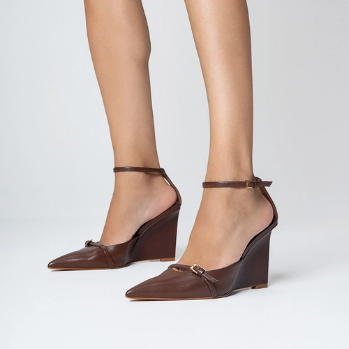 Scarpin Slingback Strips Fivelas Anabela Couro Marrom Brunette