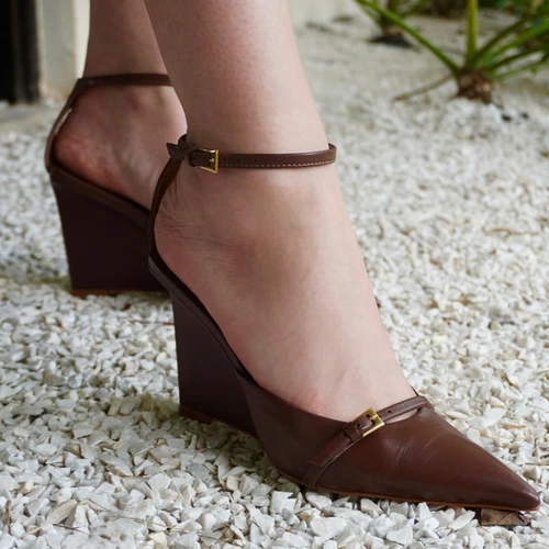 Scarpin Slingback Strips Fivelas Anabela Couro Marrom Brunette