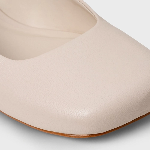 Sapatilha Slingback Buckle Bico Quadrado Couro Off White Cotton