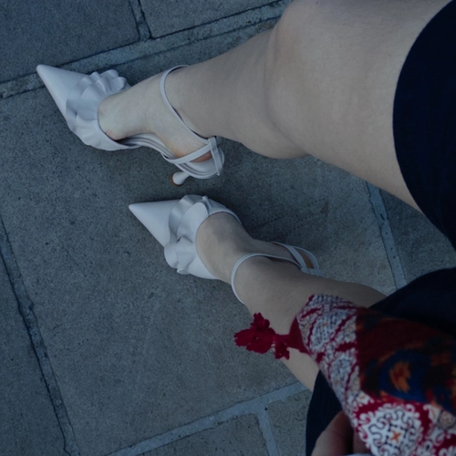 Scarpin Slingback Babados Salto Fino Couro Off White Cotton