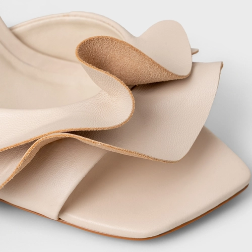 Sandália Babados Salto Fino Couro Off White Cotton