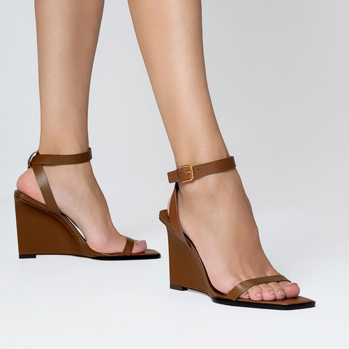 Sandália Basic Anabela Couro Marrom Saddle