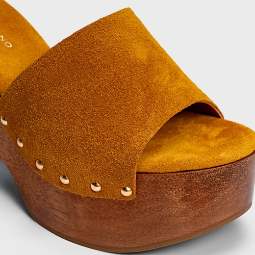 Open Mule Plataforma Wood Studs Couro Suede Amarelo Curcuma