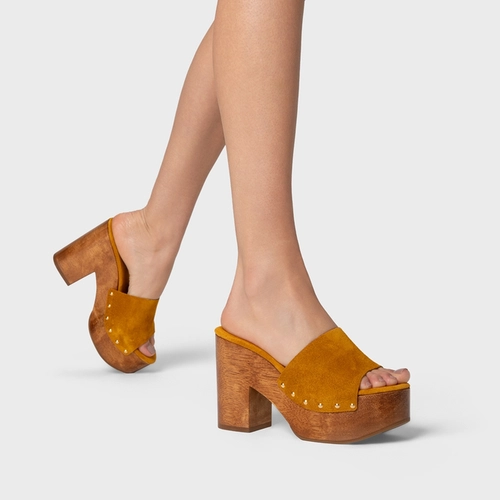 Open Mule Plataforma Wood Studs Couro Suede Amarelo Curcuma
