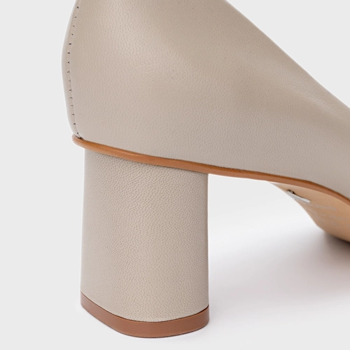 Scarpin Felícia Salto Oval Couro Cinza Cashmere