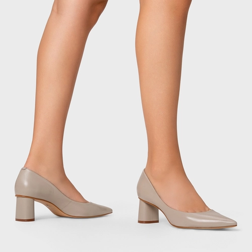 Scarpin Felícia Salto Oval Couro Cinza Cashmere