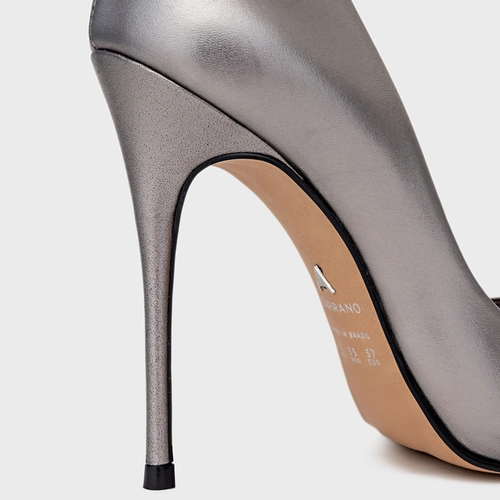 Scarpin Loretta Salto Fino Couro Metalizado Prata Antigo