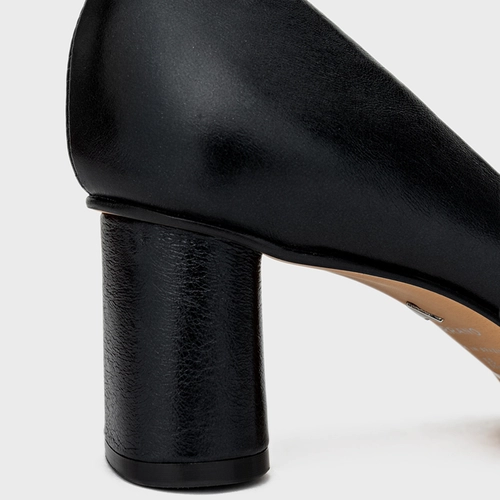 Scarpin Felícia Salto Oval Couro Metalizado Preto