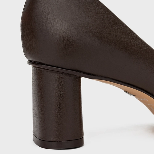 Scarpin Felícia Salto Oval Couro Marrom Coconut