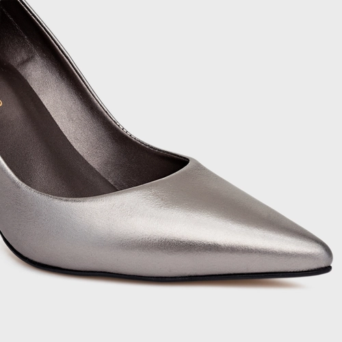 Scarpin Beatriz Salto Fino Couro Metalizado Prata Antigo