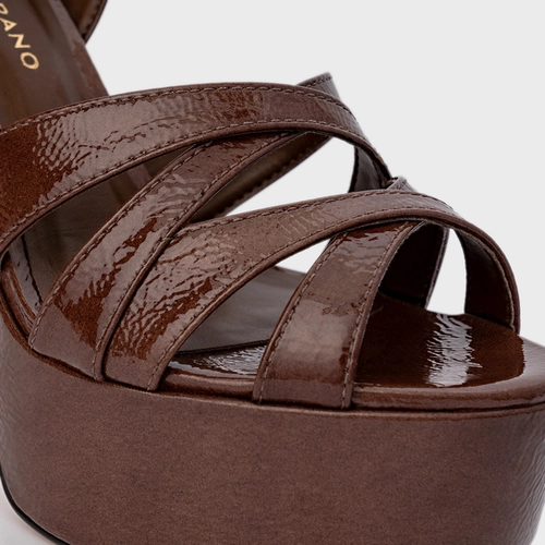 Sandália Plataforma Tiras Cruzadas Couro Verniz Marrom Brownie