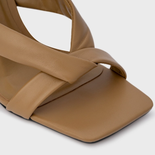 Sandália Tiras Puffy Salto Fino Couro Bege Almond