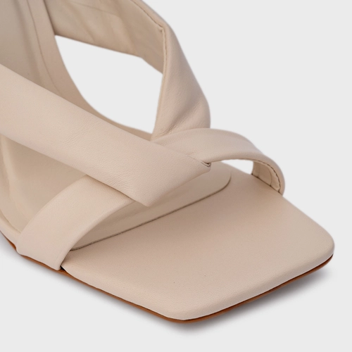 Sandália Tiras Puffy Salto Fino Couro Off White Cotton