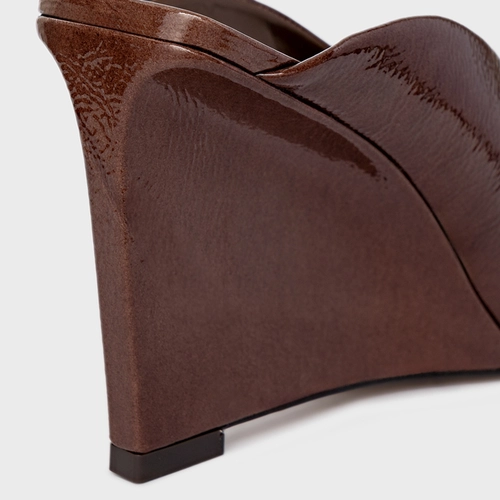 Mule Recortes Salto Anabela Couro Verniz Marrom Brownie