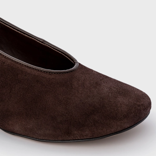 Scarpin Salto Oval Couro Suede Marrom Ganache