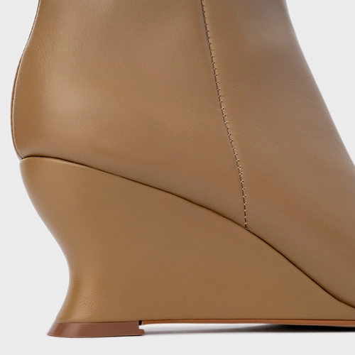 Bota Basic Anabela Slim Couro Bege Almond