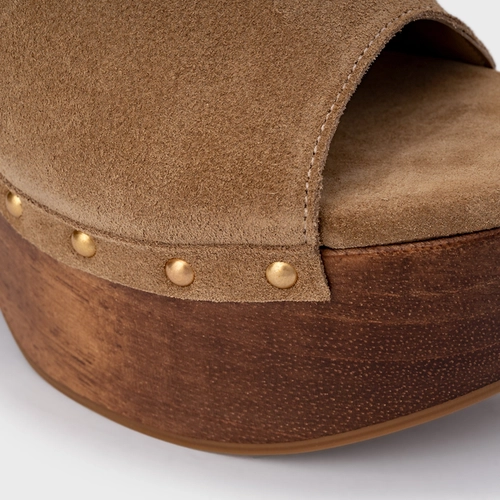 Sandália Plataforma Bold Wood Studs Couro Suede Bege Almond