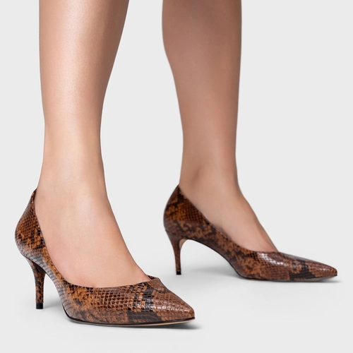 Scarpin Valentina Salto Fino Couro Snake Marrom Saddle