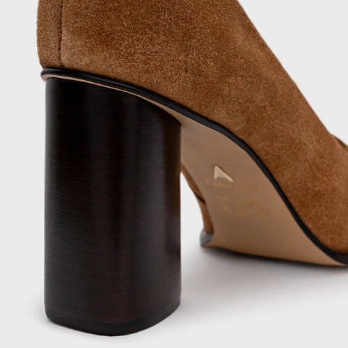 Scarpin Olga Salto Oval Couro Suede Marrom Saddle