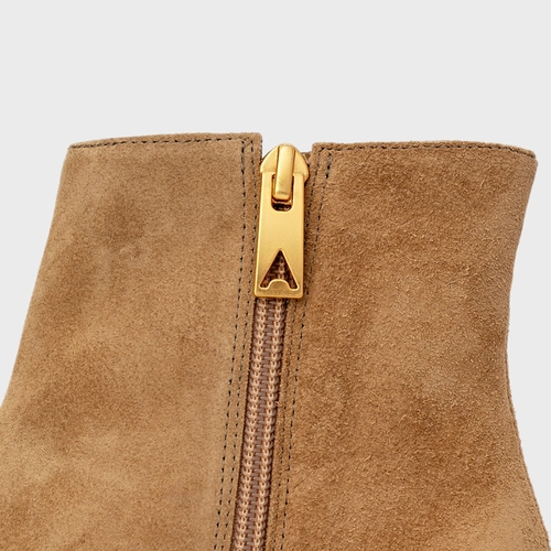 Bota Classic Bico Fino Salto Bloco Couro Suede Bege Almond