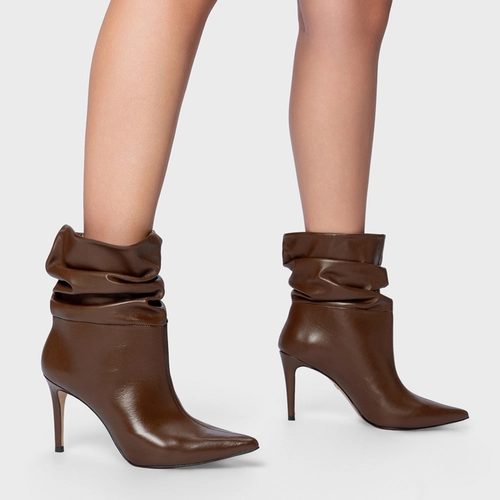 Bota Slouchy Salto Fino Couro Marrom Brownie