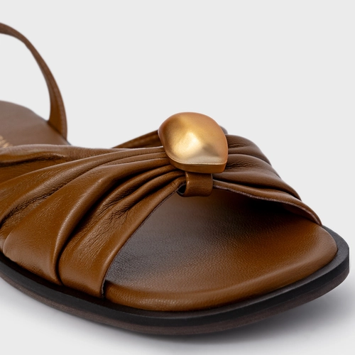 Sandália Flat Gold Ball Couro Marrom Saddle