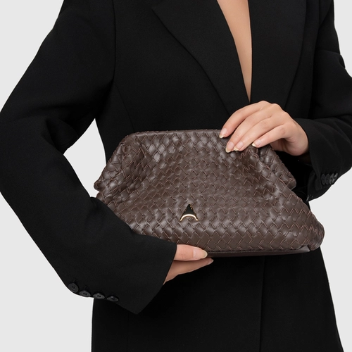 Bolsa Clutch Tressê Dominique Média Couro Marrom Dark Brown