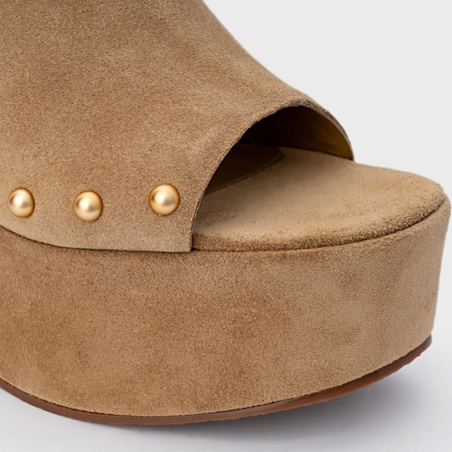 Sandália Statement Studs Maxi Anabela Couro Suede Bege Almond