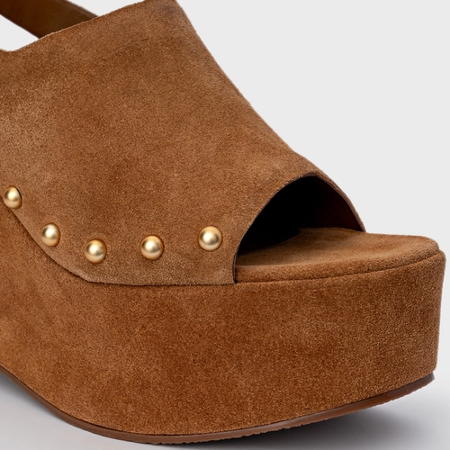 Sandália Statement Studs Maxi Anabela Couro Suede Marrom Sadde