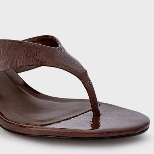 Open Mule Thong Timeless Salto Fino Couro Verniz Marrom Brownie