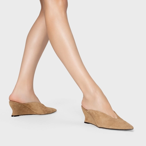 Mule Bico Fino Anabela Slim Couro Suede Bege Almond