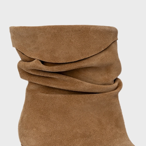 Bota Slouchy Timeless Salto Fino Couro Suede Bege Almond