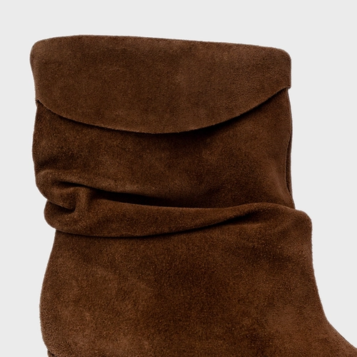 Bota Slouchy Timeless Salto Fino Couro Suede Marrom Brownie