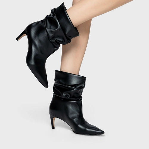 Bota Slouchy Timeless Salto Fino Couro Preto