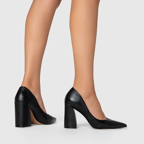 Scarpin Iza Basic Salto Bloco Couro Preto
