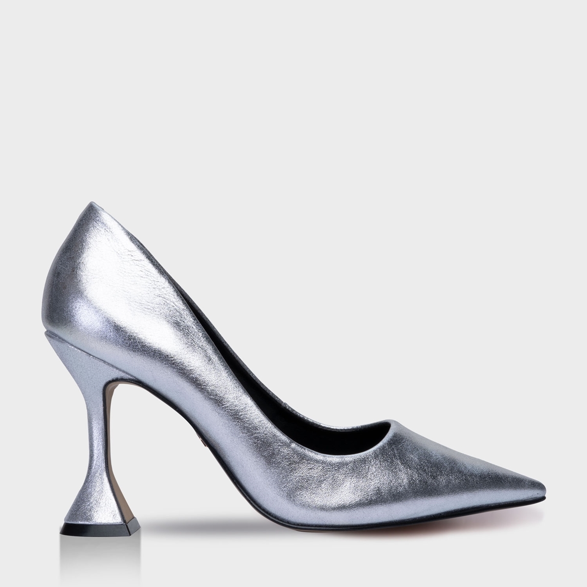 scarpin metalizado prata