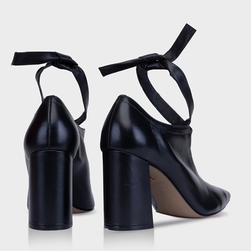scarpin bico quadrado preto