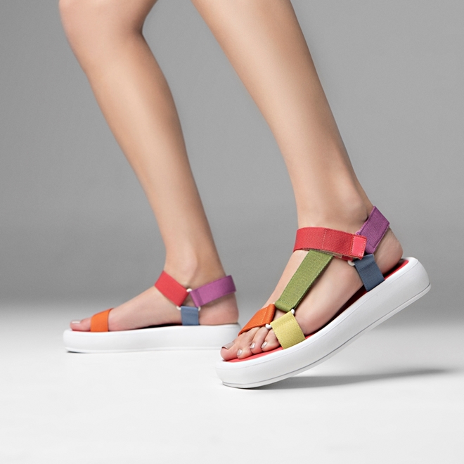 SANDÁLIA PAPETE MULTICOLORIDA - SCHUTZ