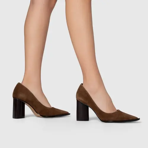 Scarpin Olga Salto Oval Couro Suede Marrom Brownie