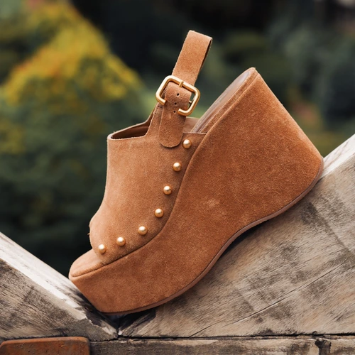 Sandália Statement Studs Maxi Anabela Couro Suede Marrom Sadde
